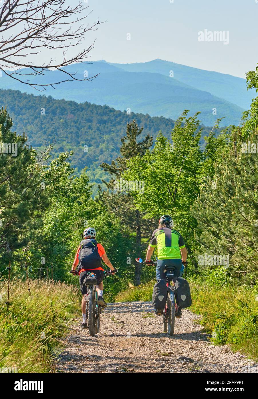 Aktives älteres Paar auf einer Fahrradtour mit ihren elektrischen Mountainbikes in den Karstbergen Sloweniens bei Tolmin Stockfoto