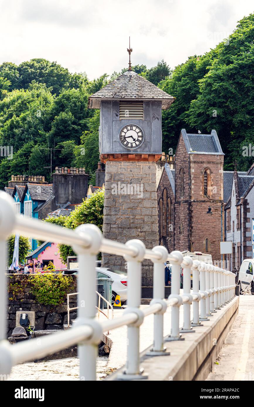 Der Uhrenturm in Tobermory von einer Drohne, Isle of Mull, Schottland, Großbritannien Stockfoto