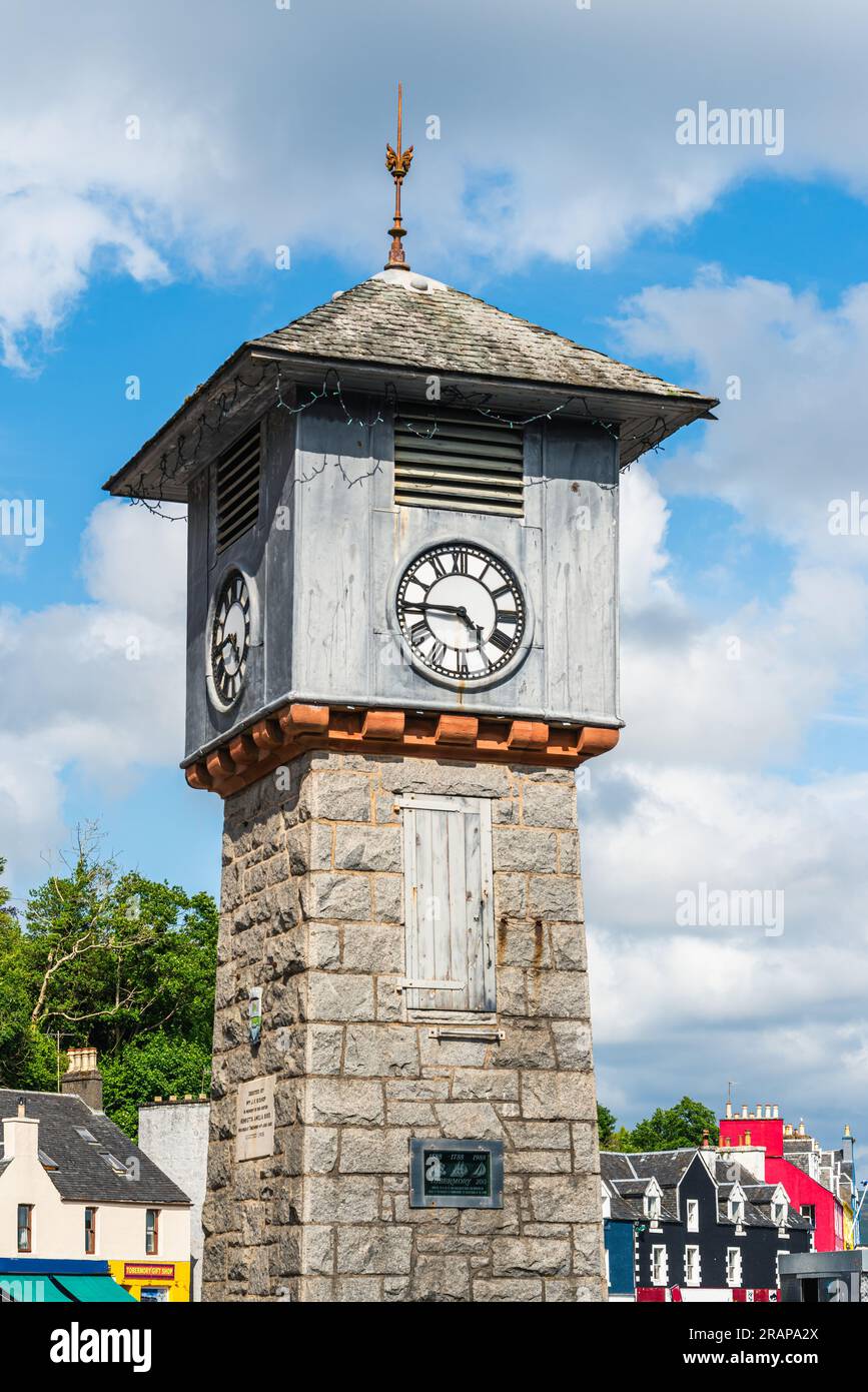 Der Uhrenturm in Tobermory von einer Drohne, Isle of Mull, Schottland, Großbritannien Stockfoto