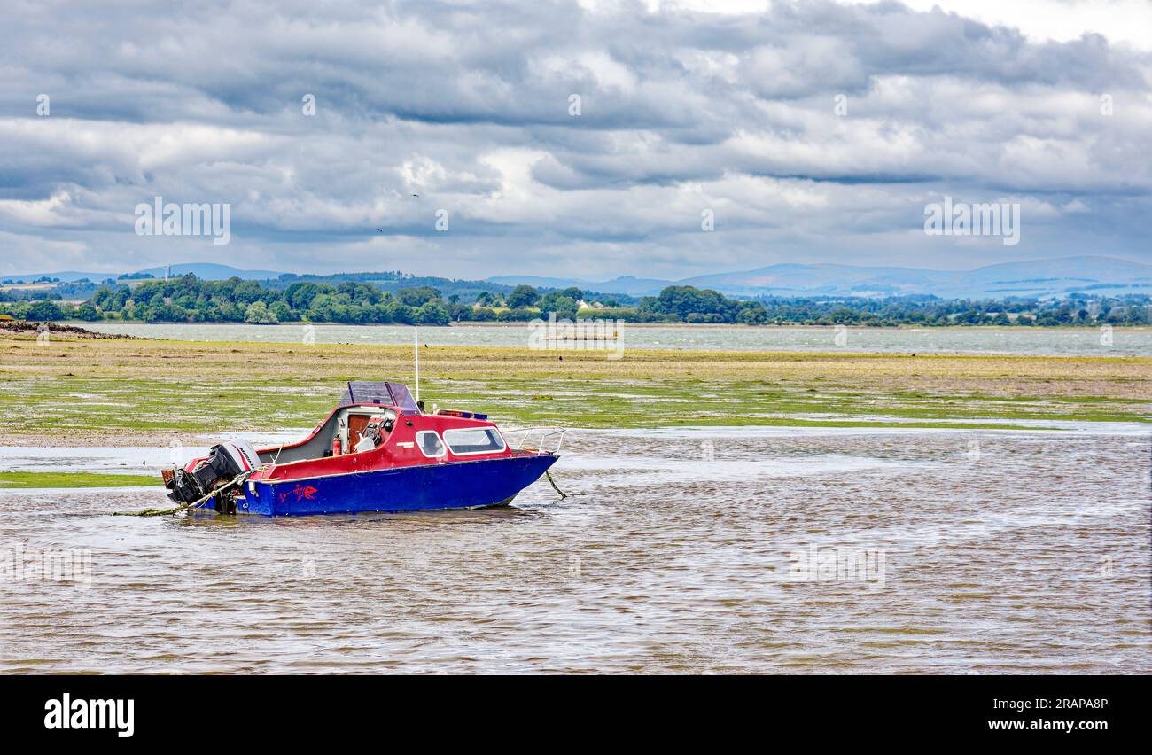 Montrose Schottland kleines Fischerboot und Blick über den Fluss South Esk und das Becken bei Ebbe Stockfoto