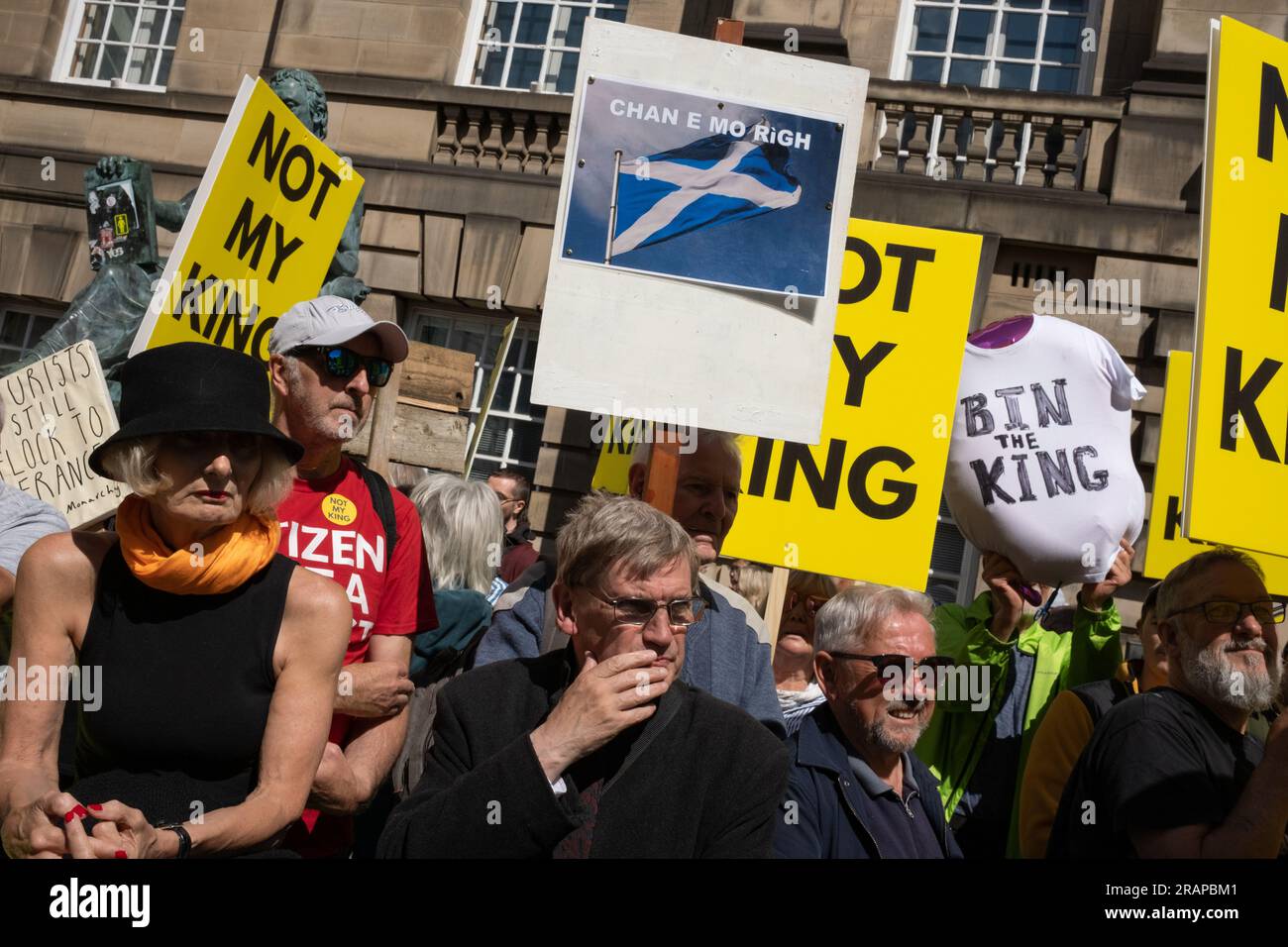 Edinburgh, Schottland, 5. Juli 2023. Plakate mit der Aufschrift „Not My King“, die von Republikanern am 5. Juli 2023 in Edinburgh, Schottland, auf der Königlichen Krönung seiner Majestät König Karls III., in der Royal Mile High Street, in Edinburgh, Schottland, hochgehalten wurden. Foto: Jeremy Sutton-Hibbert/Alamy Live News Stockfoto