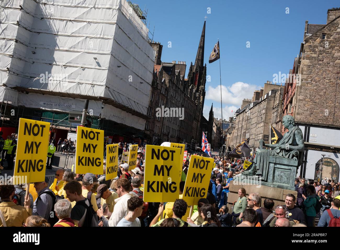 Edinburgh, Schottland, 5. Juli 2023. Plakate mit der Aufschrift „Not My King“, die von Republikanern am 5. Juli 2023 in Edinburgh, Schottland, auf der Königlichen Krönung seiner Majestät König Karls III., in der Royal Mile High Street, in Edinburgh, Schottland, hochgehalten wurden. Foto: Jeremy Sutton-Hibbert/Alamy Live News Stockfoto