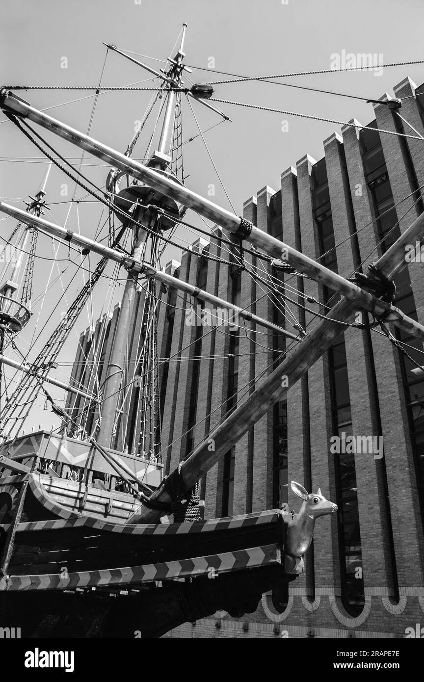 LONDON, ENGLAND, UK - 3. MAI 2014: Replik der Golden Hind (Francis Drake berühmte Galeone) dockte in St Mary Overie Dock. Stockfoto