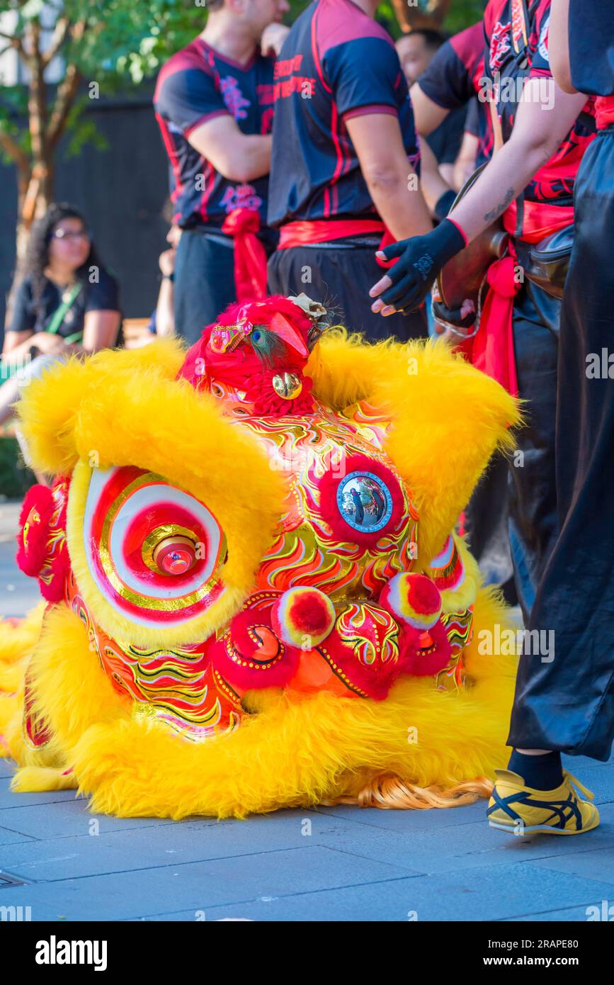 Ein chinesischer Drache liegt auf dem Boden, während sich Künstler während des mondchinesischen Neujahrs in Sydneys Darling Quarter in Australien vorbereiten Stockfoto