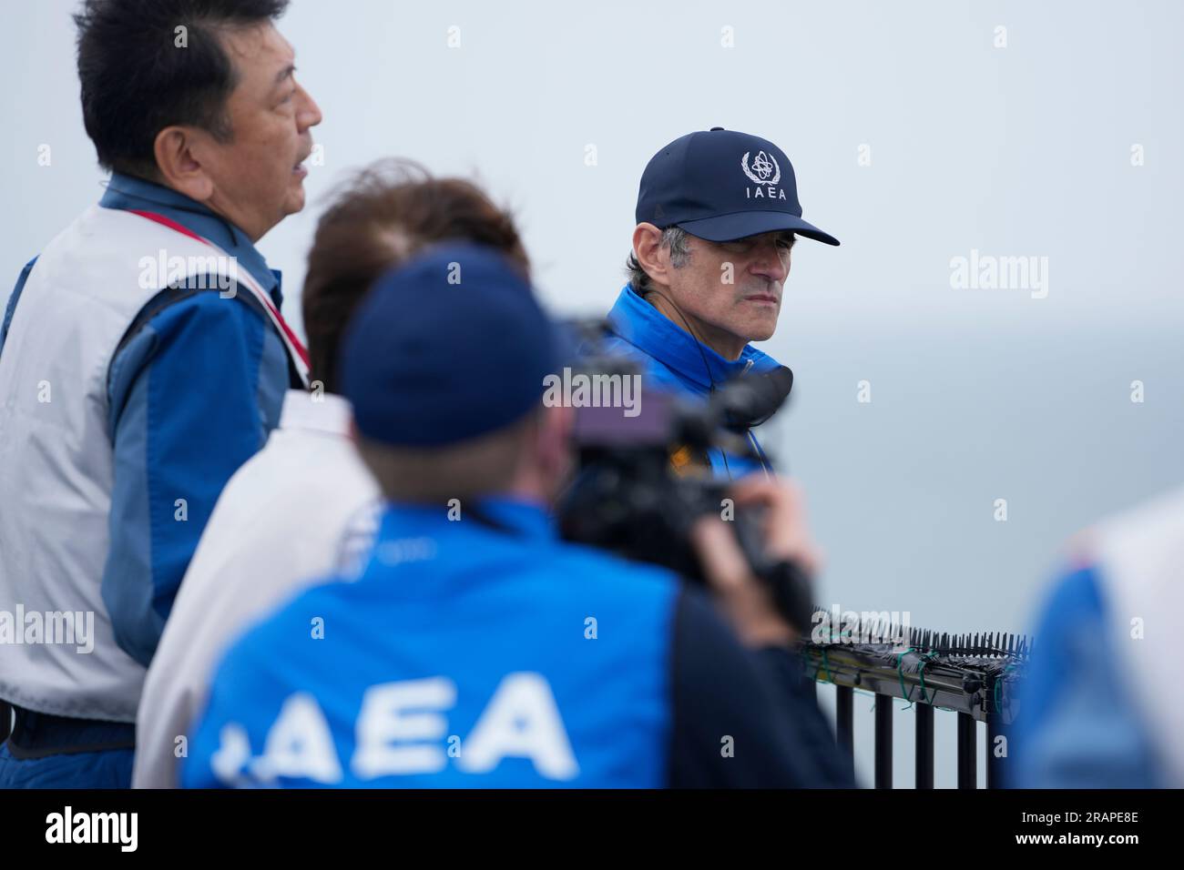 Futaba, Japan. 5. Juli 2023. Rafael Mariano Grossi, Generaldirektor der Internationalen Atomenergiebehörde, hört Tomoaki Kobayakawa, Präsident der Tokyo Electric Power Co., Left, zu und erläutert die Anlagen, die zur Freisetzung von aufbereitetem Abwasser verwendet werden, während er das beschädigte Kernkraftwerk Fukushima in Futaba, Nordosten Japans, am Mittwoch, den 5. Juli 2023 besucht. (Credit Image: © POOL via ZUMA Press Wire) NUR REDAKTIONELLE VERWENDUNG! Nicht für den kommerziellen GEBRAUCH! Stockfoto