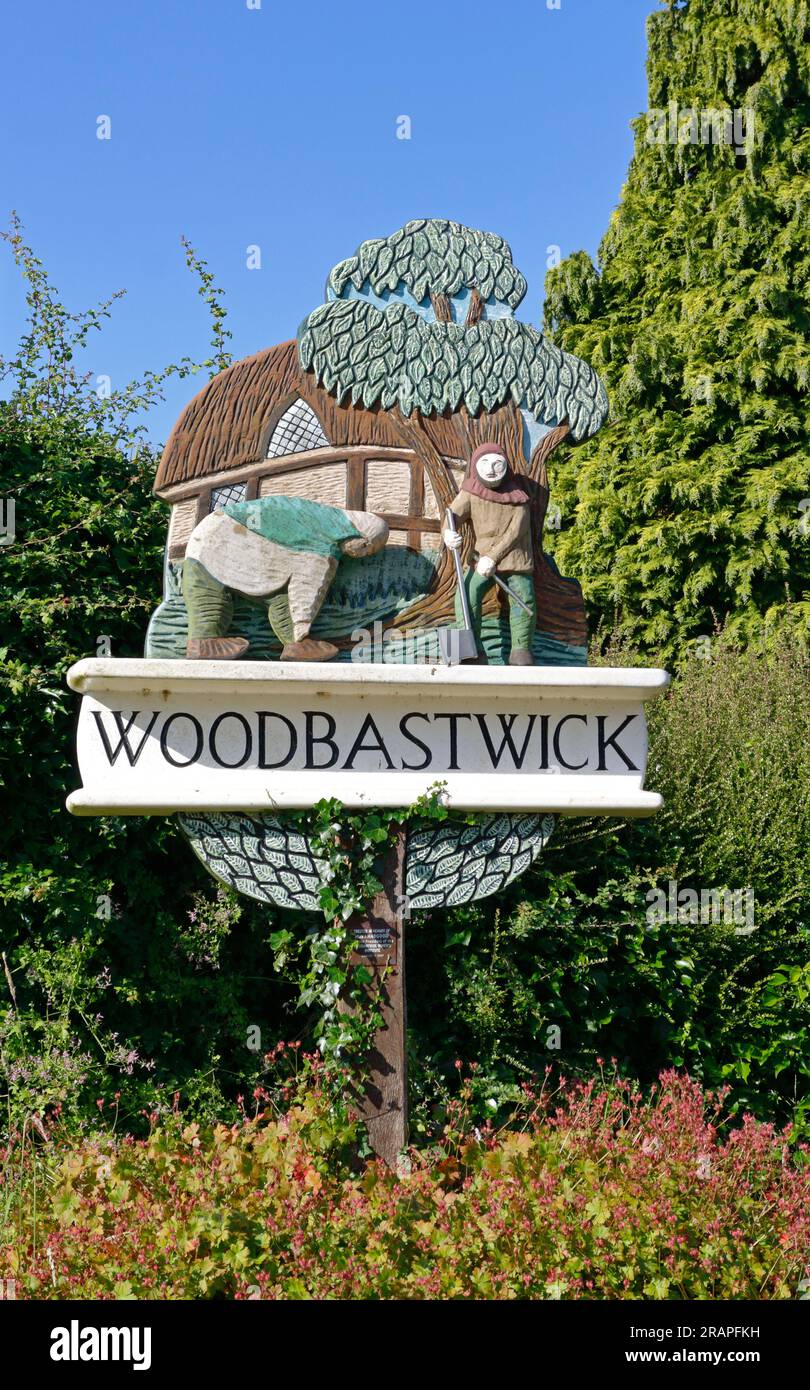 Blick auf das Dorfschild im Dorf Norfolk Broads in Woodbastwick, Norfolk, England, Großbritannien. Stockfoto