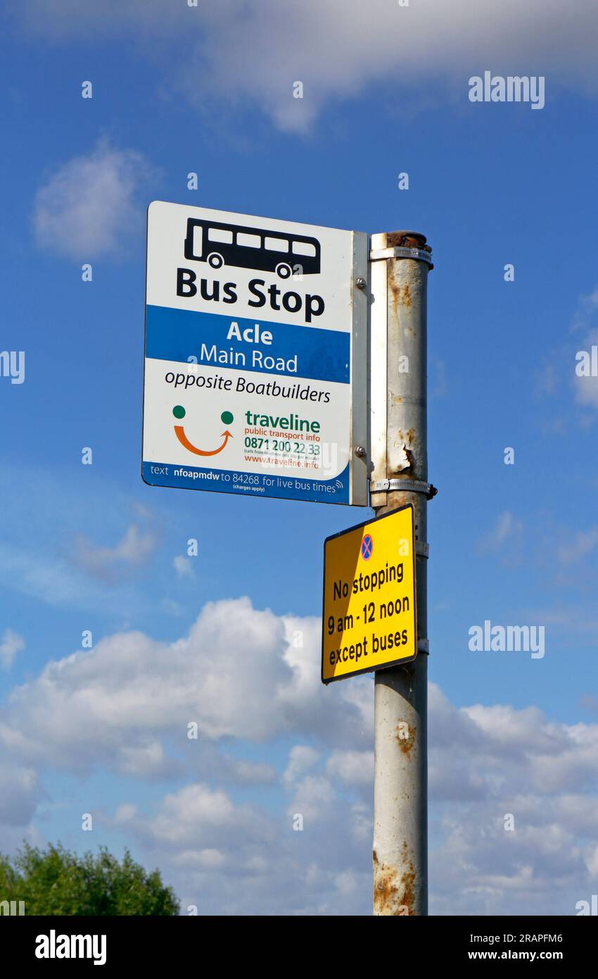 Ein Blick auf ein ländliches Bushaltestellenschild an der Acle Bridge an der Hauptstraße A1064 in Acle, Norfolk, England, Großbritannien. Stockfoto