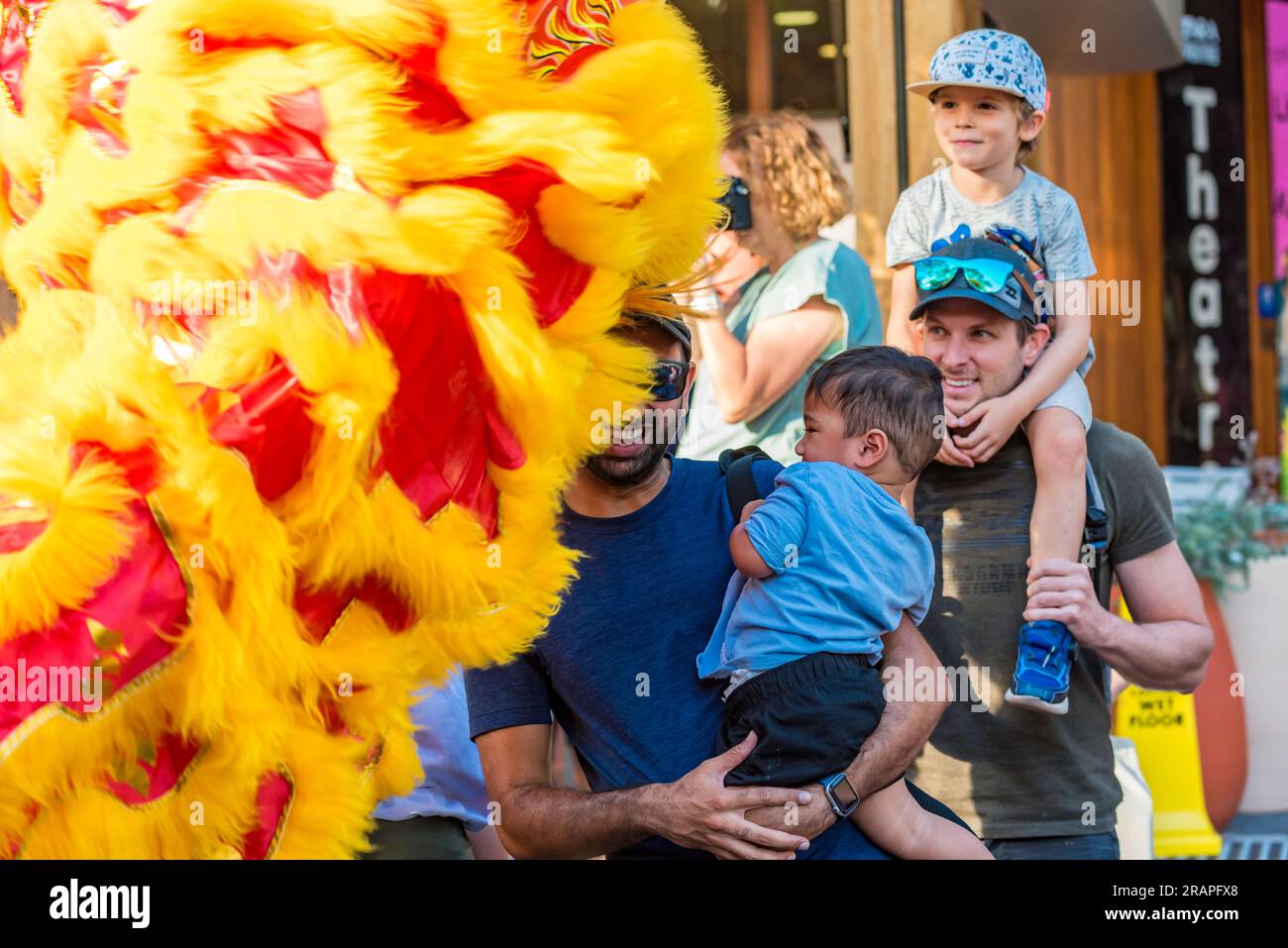 Ein chinesischer Drachentanz, der während des (chinesischen) Mondjahrs im Darling Quarter in Sydney in Australien aus nächster Nähe zu einem kleinen Kind auftritt Stockfoto