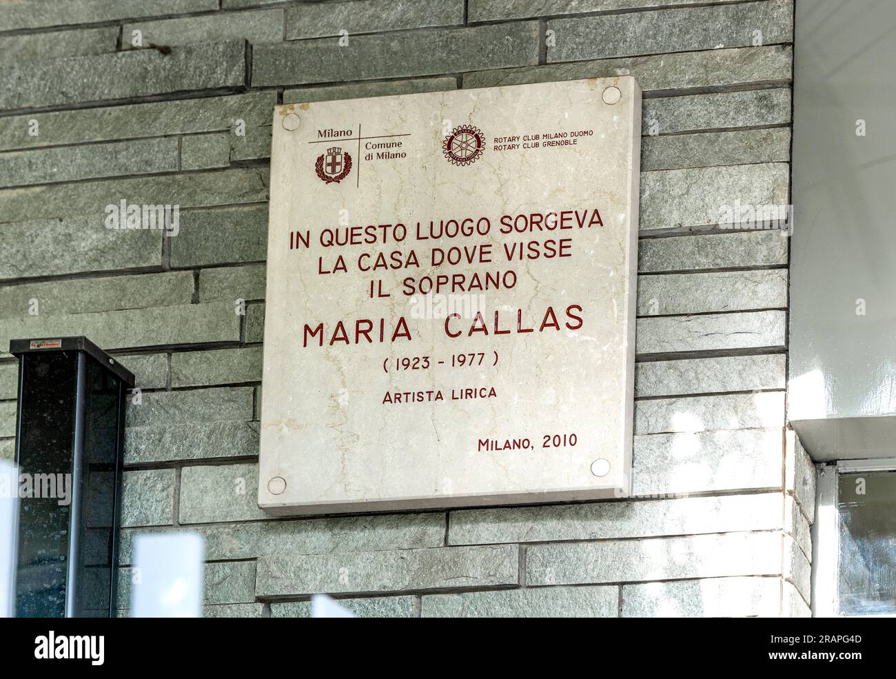 Gedenktafel, die das Haus zeigt, in dem die Opernsängerin Maria Callas in der Via Buonarroti in Mailand lebte Stockfoto