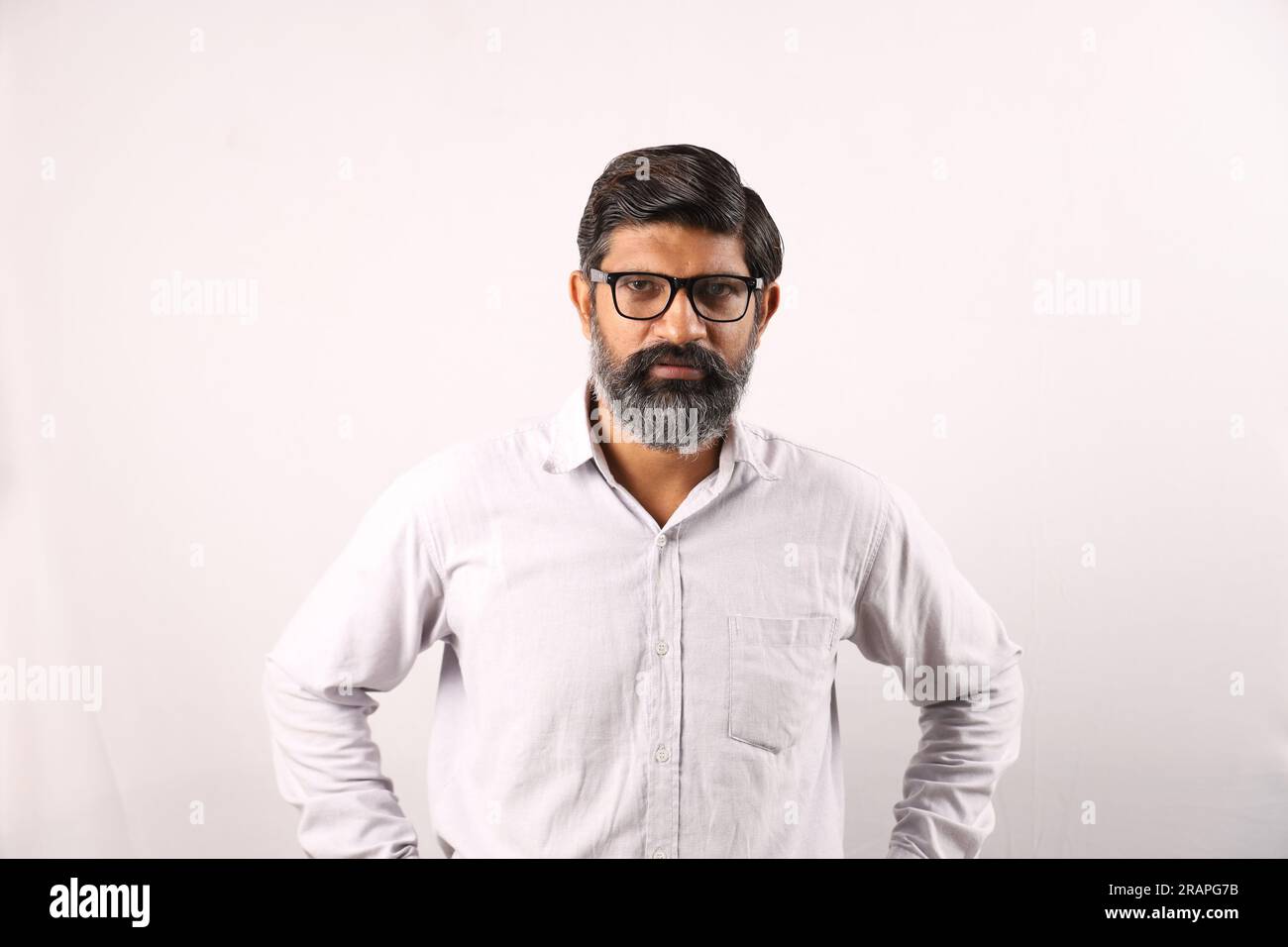 Porträt eines bärtigen Indianers mit Hemd. Seltsame Ausdrücke, traurig und niederträchtig, voller Trauer und Bedauern. Schmerzliche Verzweiflung, verärgert, verärgert. Stockfoto