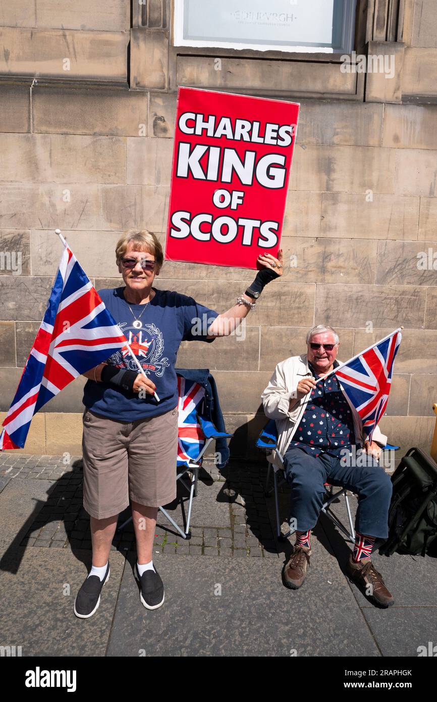 Edinburgh, Schottland, Großbritannien, 5. Juli 2023. Mitglieder der Öffentlichkeit mit Gewerkschaftsflaggen erwarten heute König Karl III. Auf der Royal Mile. König Karl III. In Edinburgh wird heute in der St. Giles Cathedral die Ehre Schottlands verliehen. Die Ehre Schottlands sind die schottischen Kronjuwelen. Iain Masterton/Alamy Live News Stockfoto