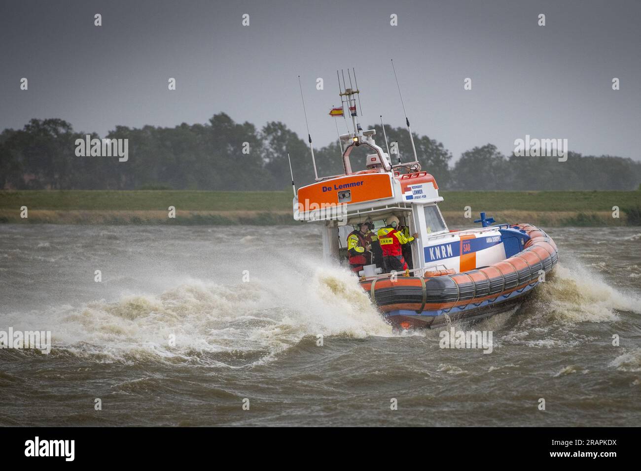 LEMMER - KNRM-Boot am Het IJsselmeer bei Lemmer, während des Sommerstürms Poly. Der erste Sommersturm des Jahres und der erste seiner Art seit August 2020 wurde Poly genannt. Der KNMI hat für einen Teil des Landes, einschließlich der Provinz Friesland, den Code Red ausgegeben. ANP JILMER POSTMA niederlande raus - belgien raus Stockfoto