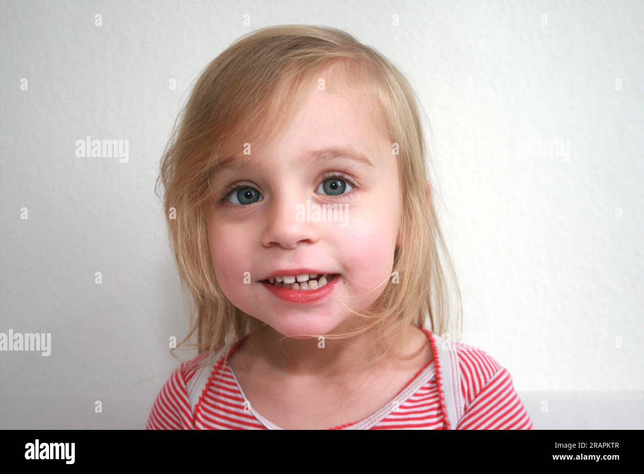 Lustige Porträtaufnahmen von drei Jahren alten Kindern in der Kamera Stockfoto