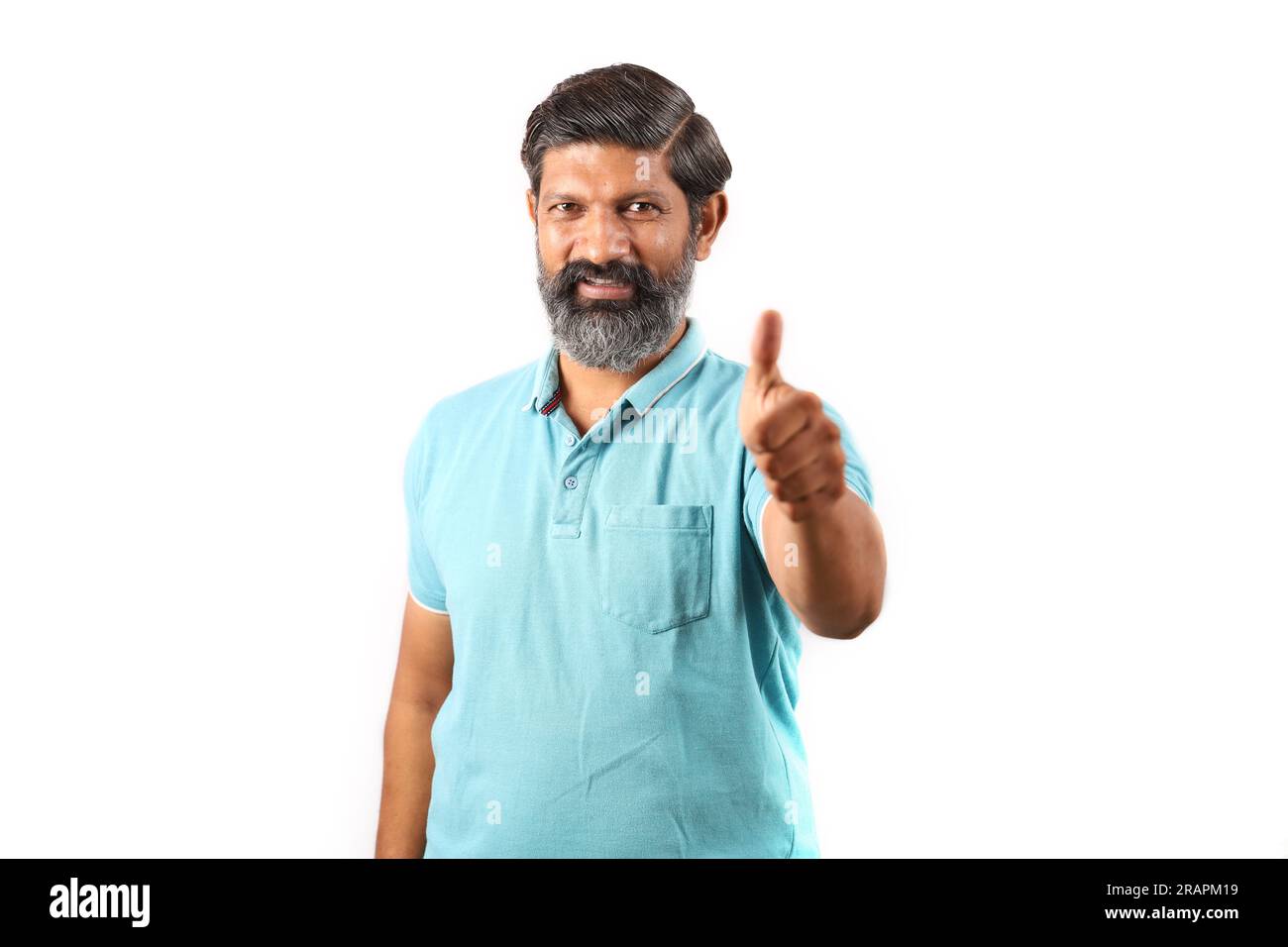 Porträt eines bärtigen Indianers mit T-Shirt. Flippige Ausdrücke auf weißem Hintergrund. Verschiedene Ausdrücke. Stockfoto