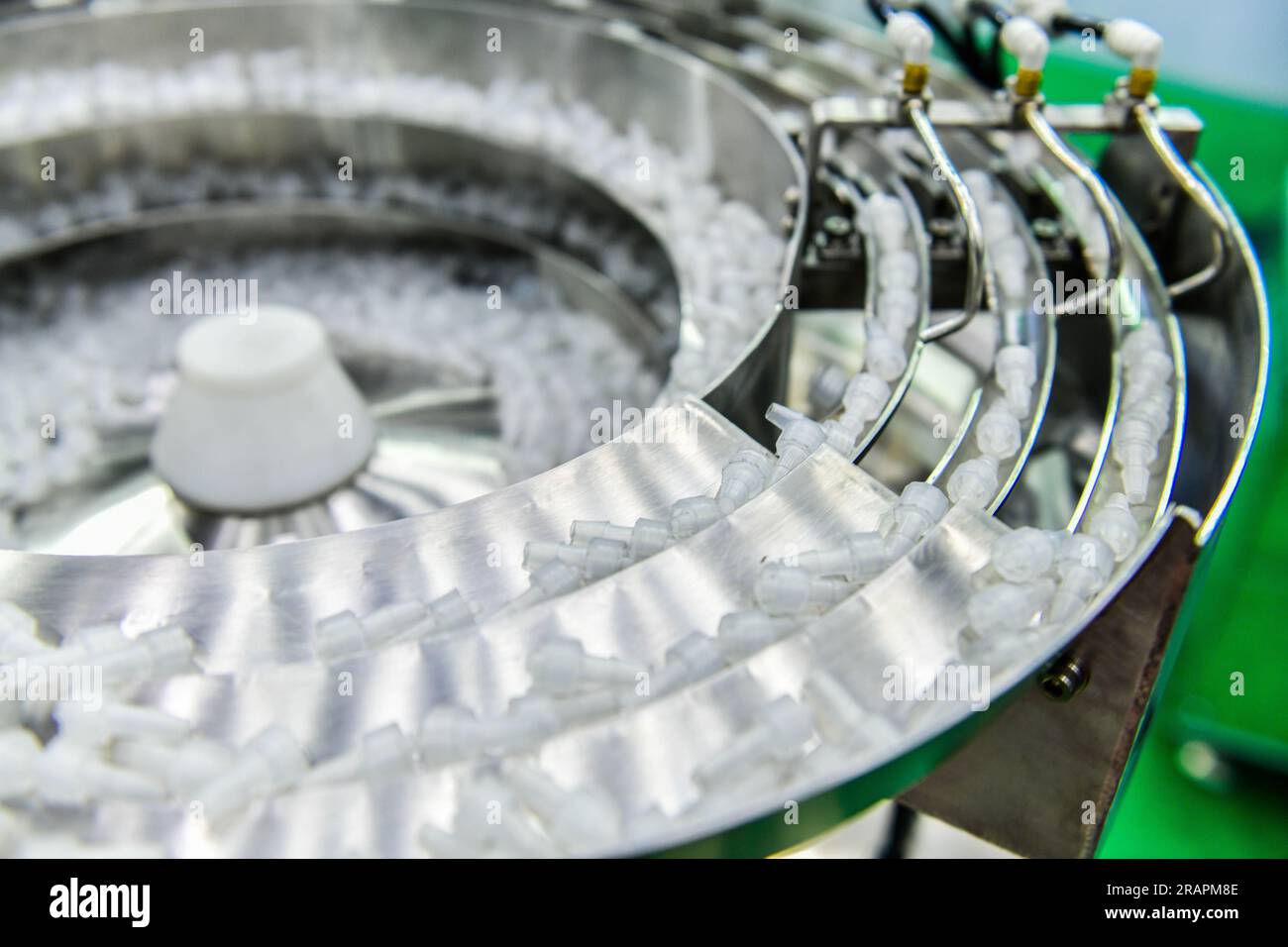 Viele kleine Teile des Verlängerungsrohrs (Komponenten für medizinische Geräte) durch Fertigungsprozess in der Fabrik Stockfoto