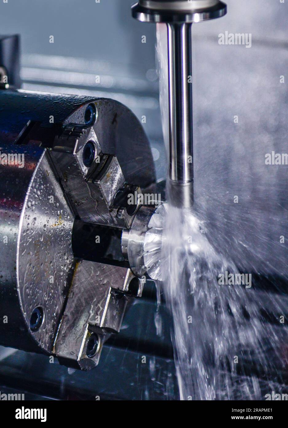 Metallbearbeitende CNC-Fräsmaschine. Schneiden von Metall Moderne Verarbeitung Hochtechnologie-Bearbeitungskonzept. Stockfoto