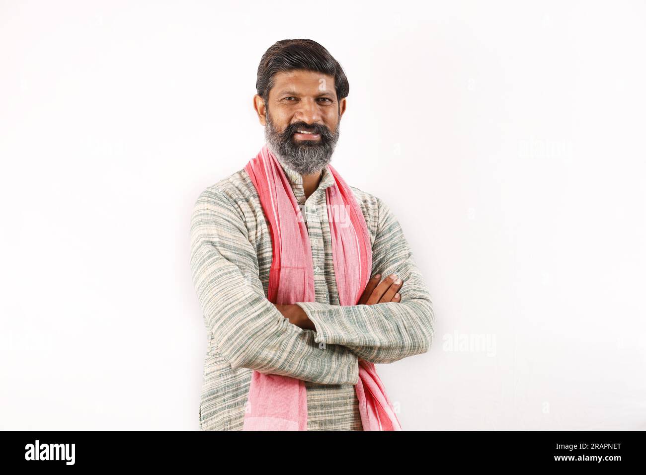 Porträt des bärtigen Indianers im ländlichen Indien-Konzept. Flippige Ausdrücke auf weißem Hintergrund. Armer Dorfbewohner. Verschiedene Ausdrucksformen und Stimmungen der Armut Stockfoto