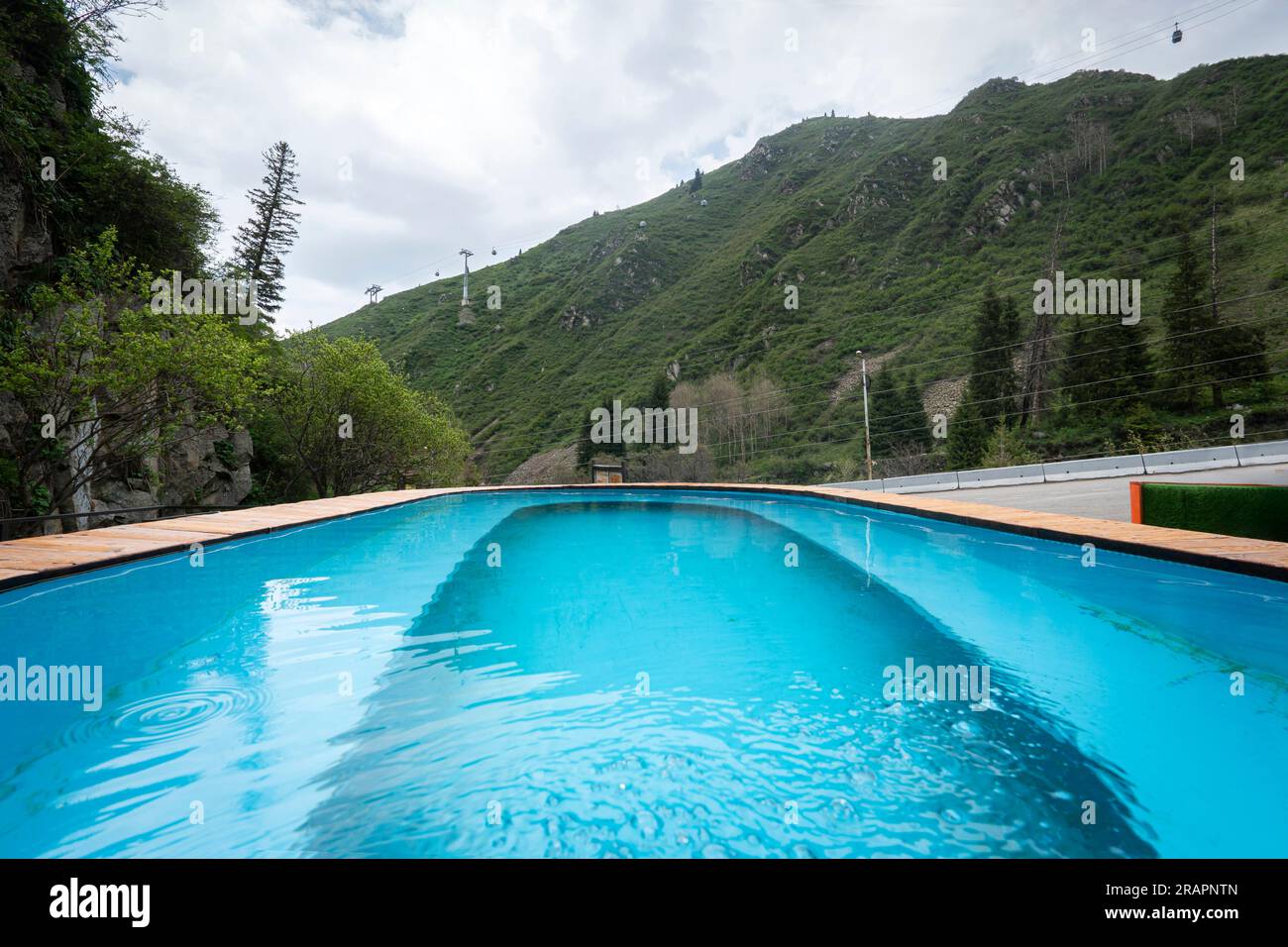 Heiße Quellen geothermisches Wasser in Bergen. MwSt. mit heißem geothermischem Wasser in Medeo-Schlucht, heißen Quellen von Gorelnik, Almaty, Kasachstan. Stockfoto