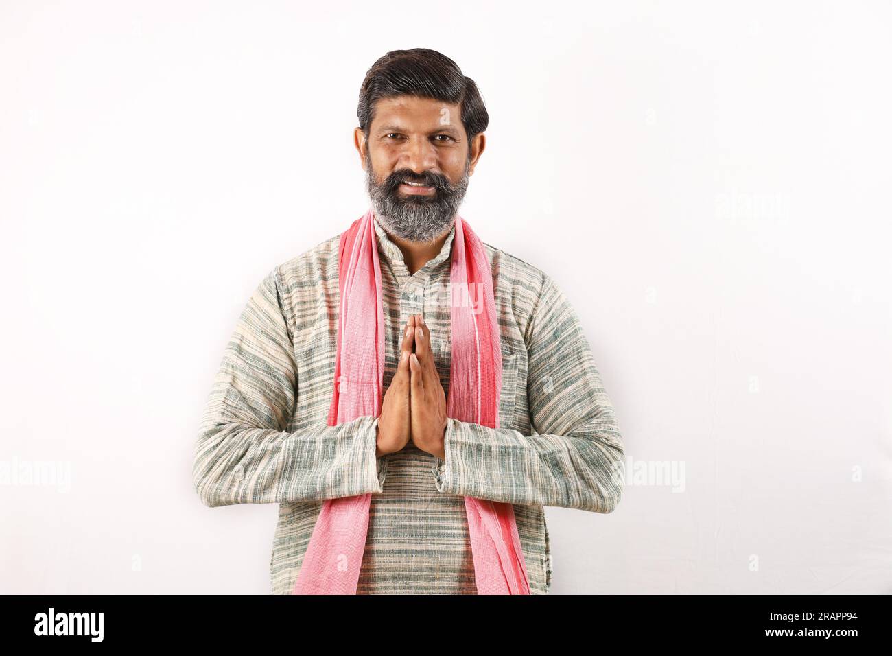 Porträt des bärtigen Indianers im ländlichen Indien-Konzept. Flippige Ausdrücke auf weißem Hintergrund. Armer Dorfbewohner. Verschiedene Ausdrucksformen und Stimmungen der Armut Stockfoto