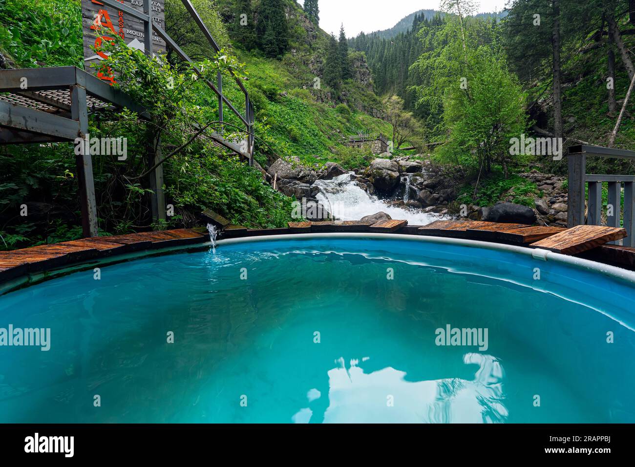 Heiße Quellen geothermisches Wasser in Bergen. MwSt. mit heißem geothermischem Wasser in Medeo-Schlucht, heißen Quellen, Almaty, Kasachstan. Stockfoto