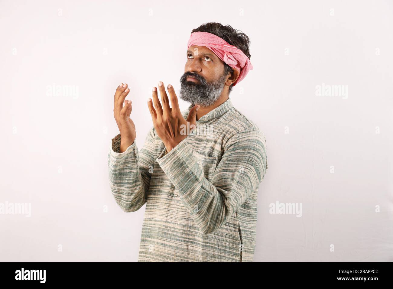 Porträt des bärtigen Indianers im ländlichen Indien-Konzept. Flippige Ausdrücke auf weißem Hintergrund. Armer Dorfbewohner. Verschiedene Ausdrucksformen und Stimmungen der Armut Stockfoto