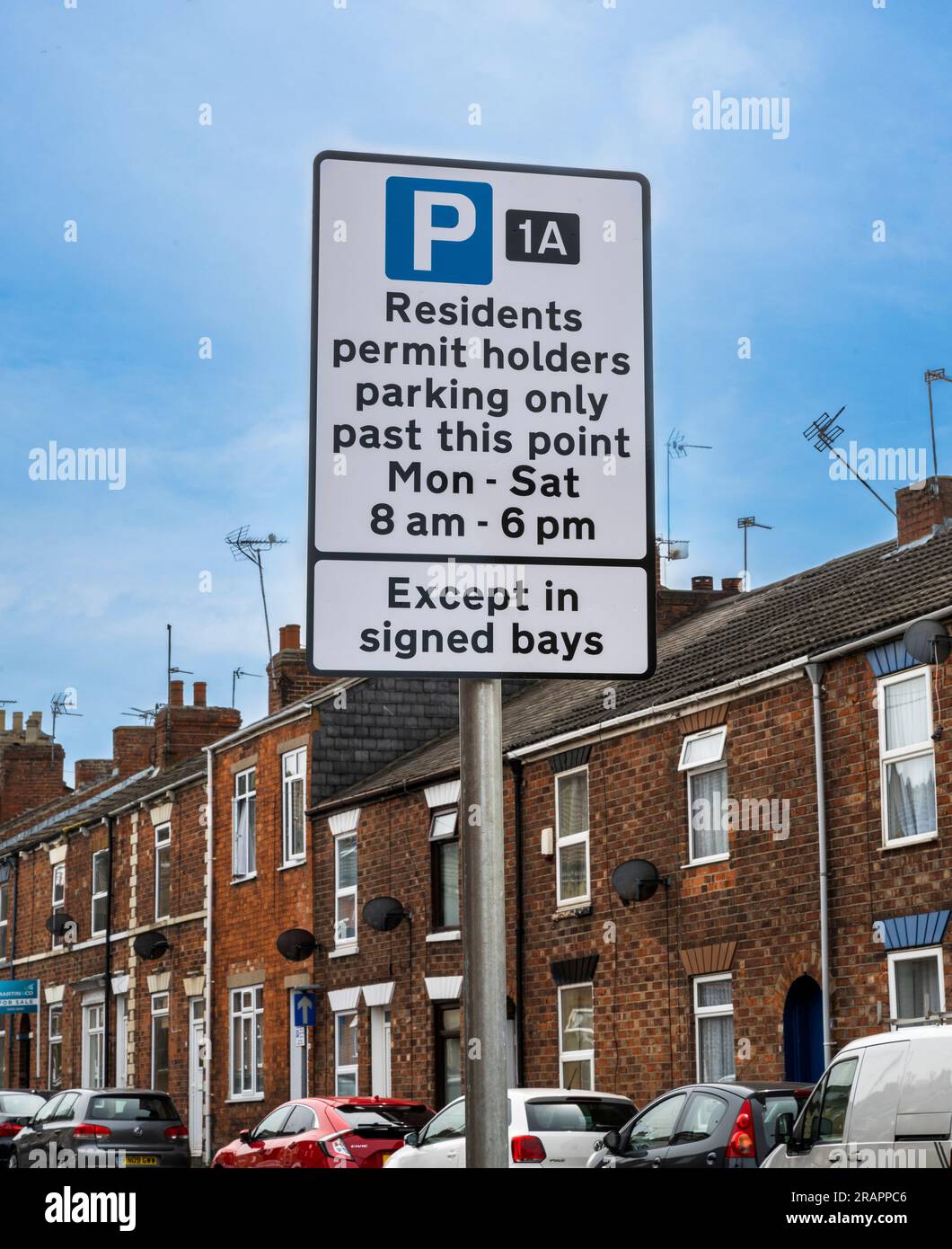 Grantham, Lincolnshire, UK, Schild für eine Einwohner-Parkzone vor blauem Himmel Stockfoto