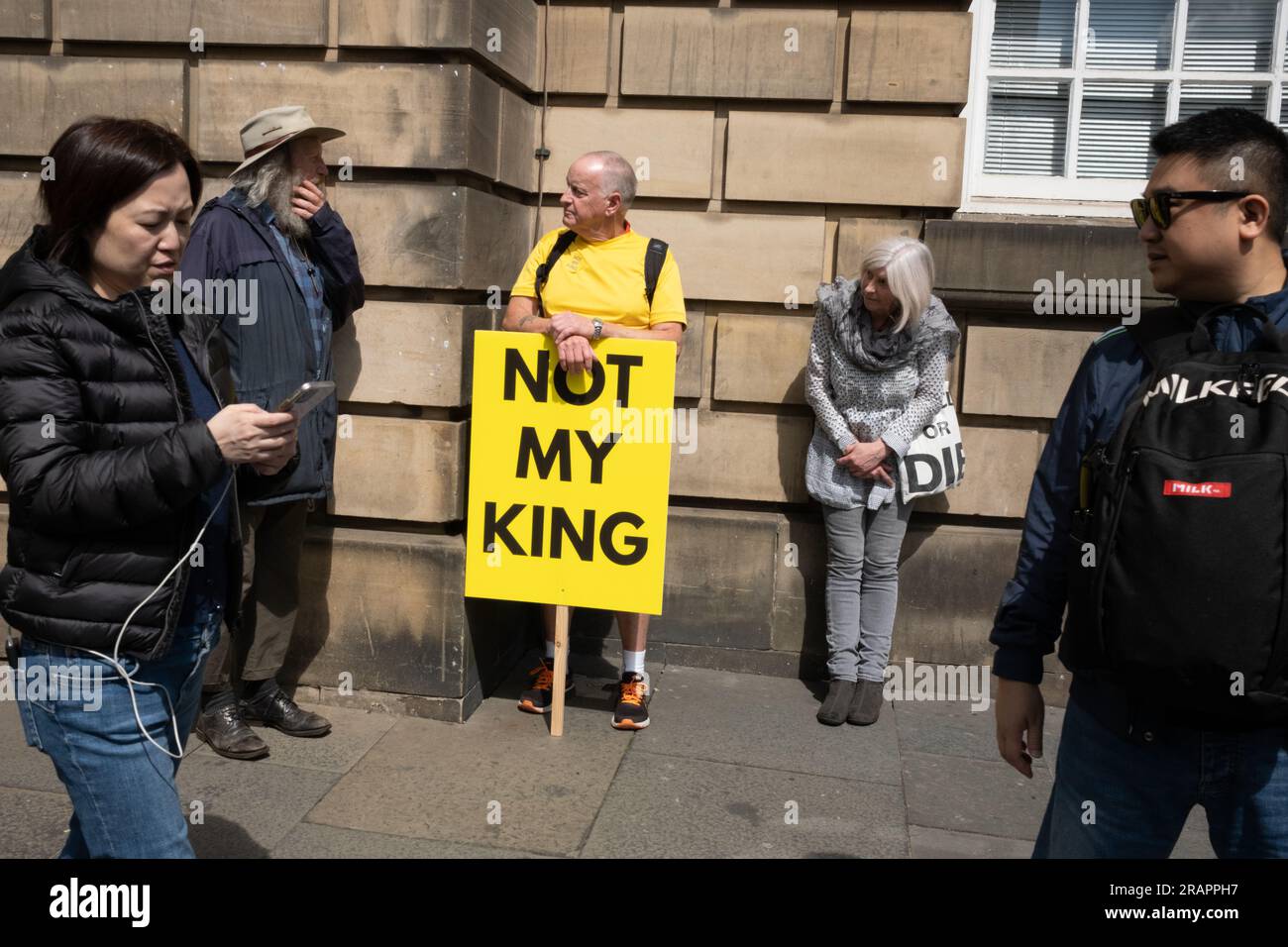 Edinburgh, Schottland, 5. Juli 2023. Die Menschen stehen auf der Royal Mile High Street, um die königlichen Prozessionen zu sehen, wie Schottland am 5. Juli 2023 in Edinburgh, Schottland, die königliche Krönung seiner Majestät König Karl III. Feiert. Foto: Jeremy Sutton-Hibbert/Alamy Live News Stockfoto