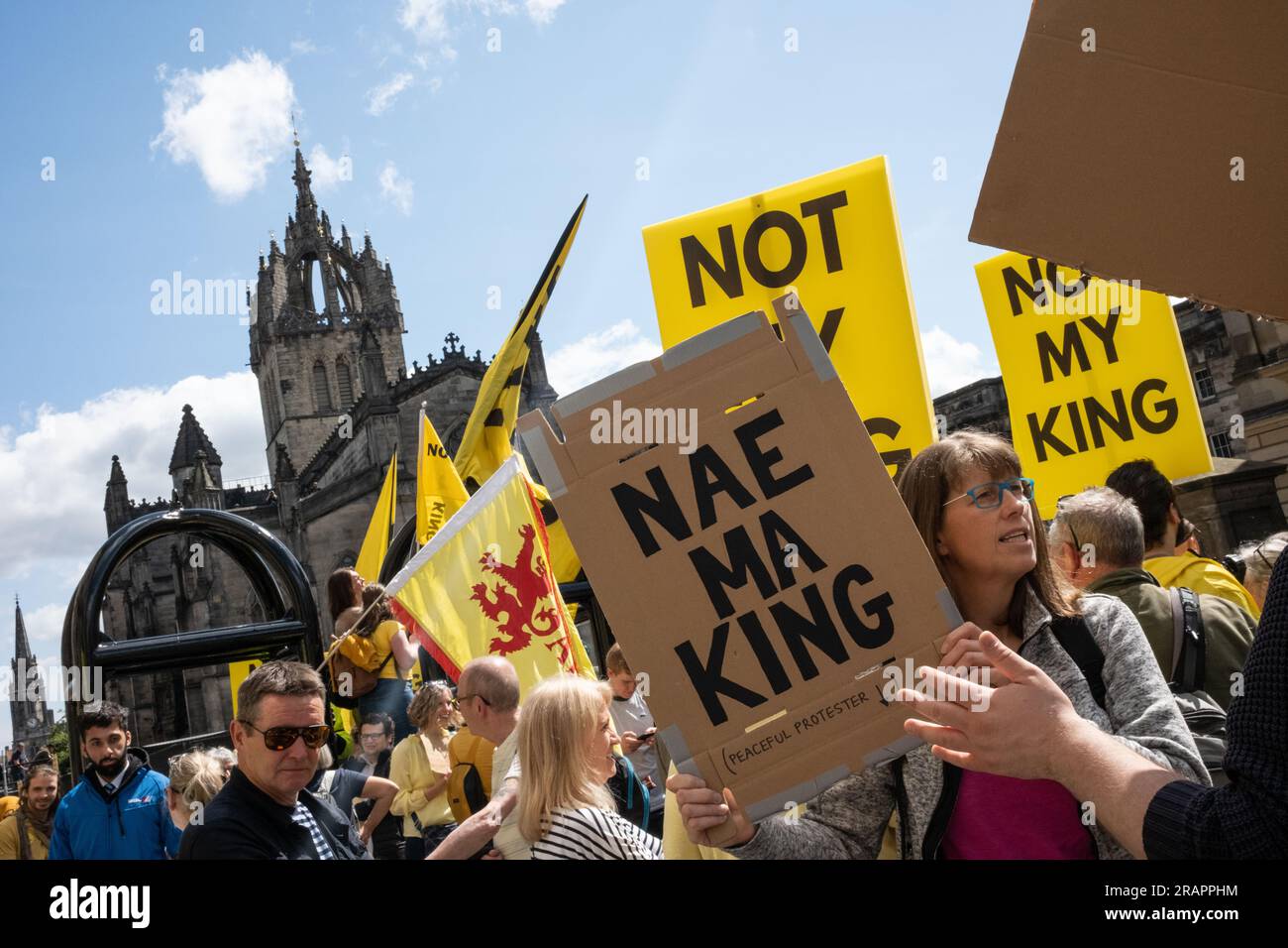 Edinburgh, Schottland, 5. Juli 2023. Die Menschen stehen auf der Royal Mile High Street, um die königlichen Prozessionen zu sehen, wie Schottland am 5. Juli 2023 in Edinburgh, Schottland, die königliche Krönung seiner Majestät König Karl III. Feiert. Foto: Jeremy Sutton-Hibbert/Alamy Live News Stockfoto