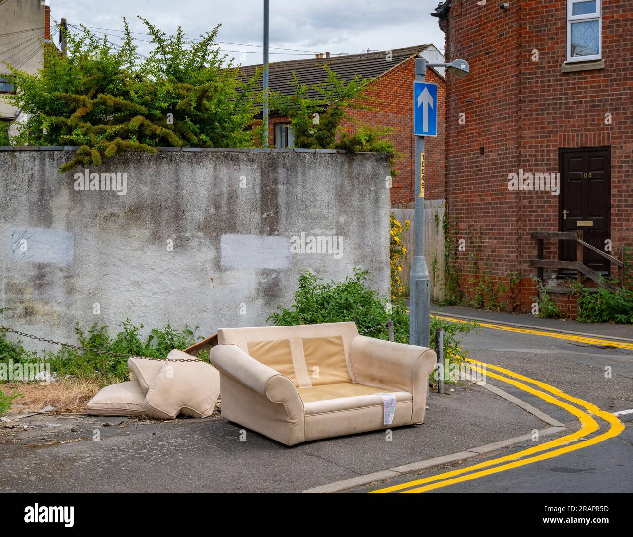Fly Tipping – Möbelstücke werden an einer Straßenecke in einem Wohngebiet der Stadt abgeladen und geflogen Stockfoto