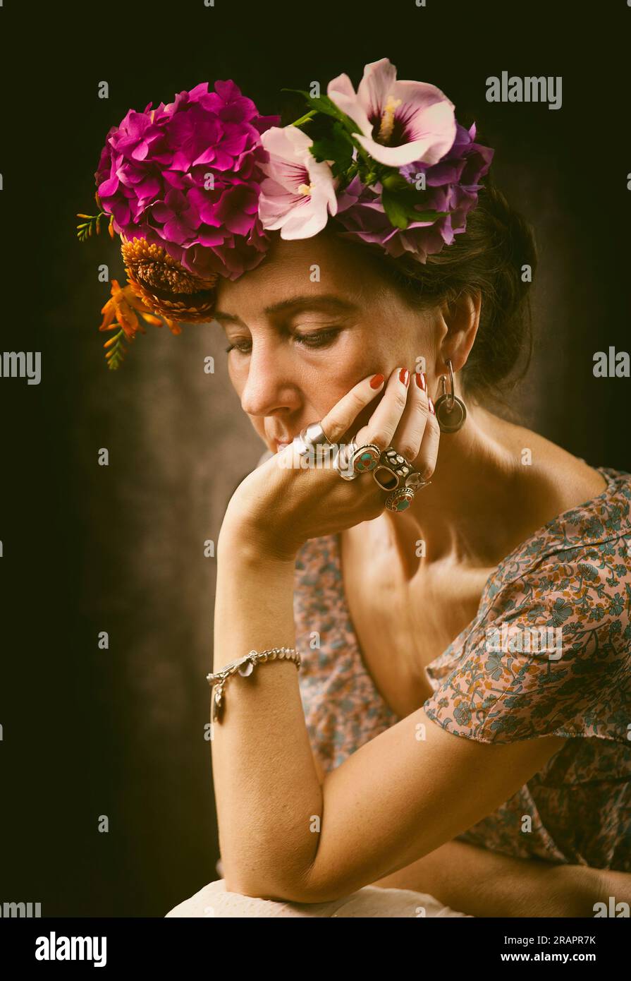 Eine Frau mit Blumen auf dem Kopf, die sich an Frida VI erinnert Stockfoto