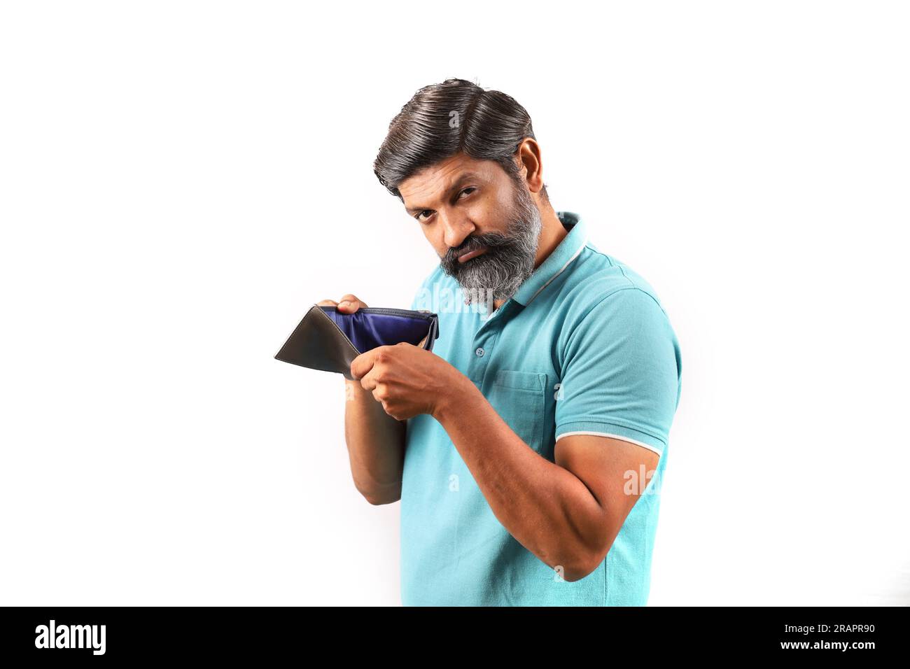 Porträt eines bärtigen Indianers mit Hemd und leerer Brieftasche. Verrückte und Funky-Ausdrücke auf weißem Hintergrund. Armut und kein Geld und kein Geld. Stockfoto