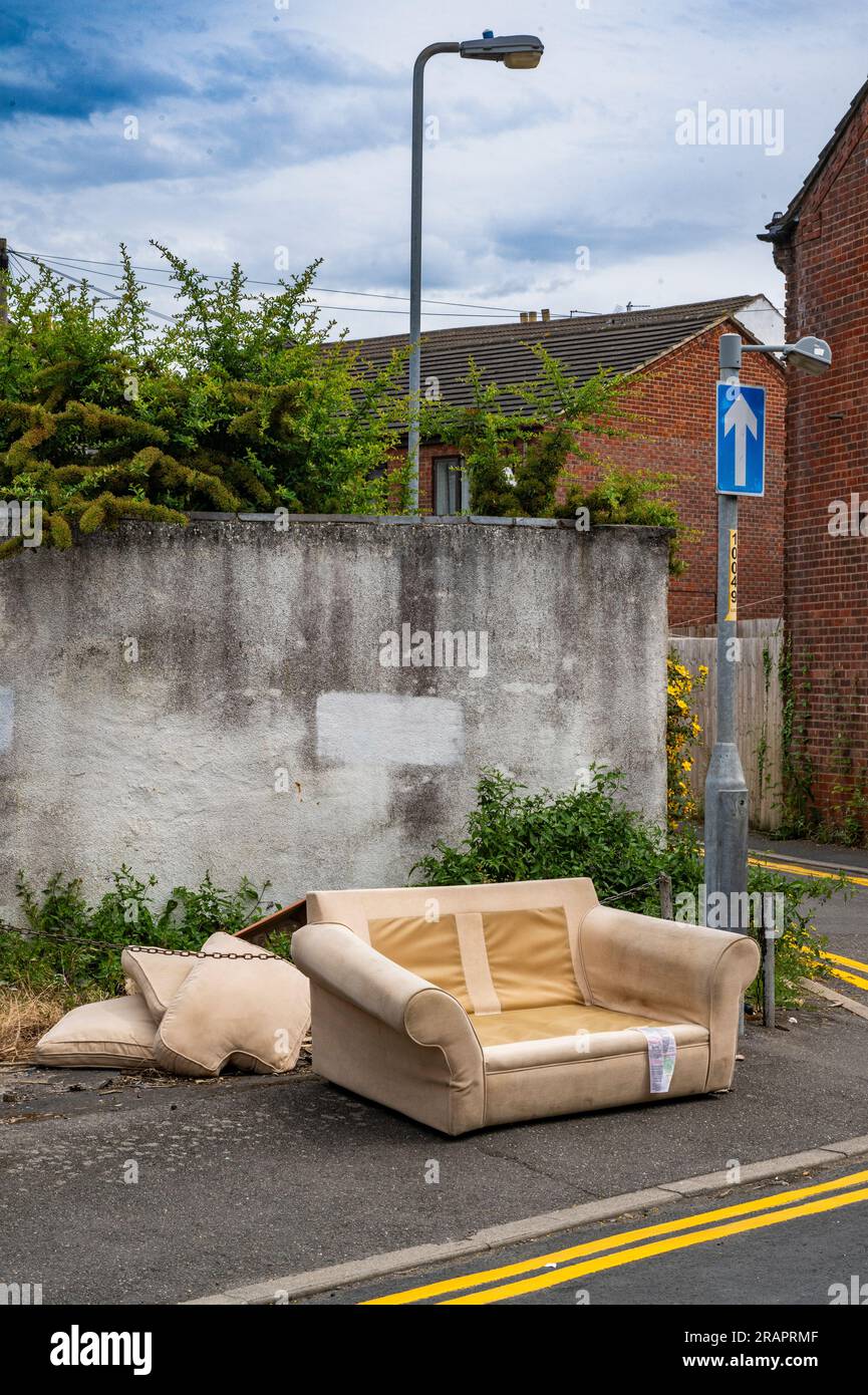 Fly Tipping – Möbelstücke werden an einer Straßenecke in einem Wohngebiet der Stadt abgeladen und geflogen Stockfoto