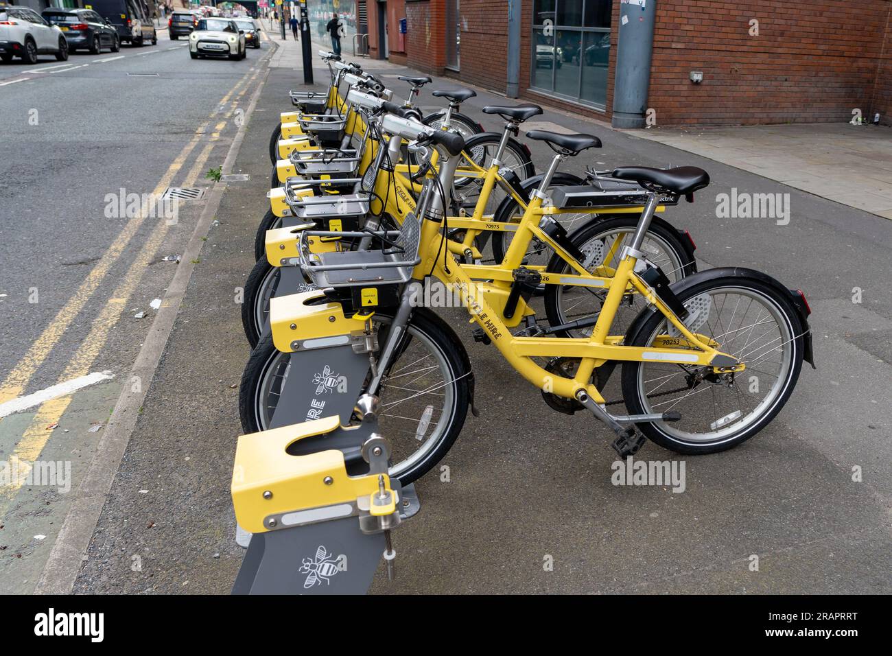 Eine Bee Network Cycle Hire Station in der Stadt Manchester, Großbritannien, fördert nachhaltiges Reisen Stockfoto