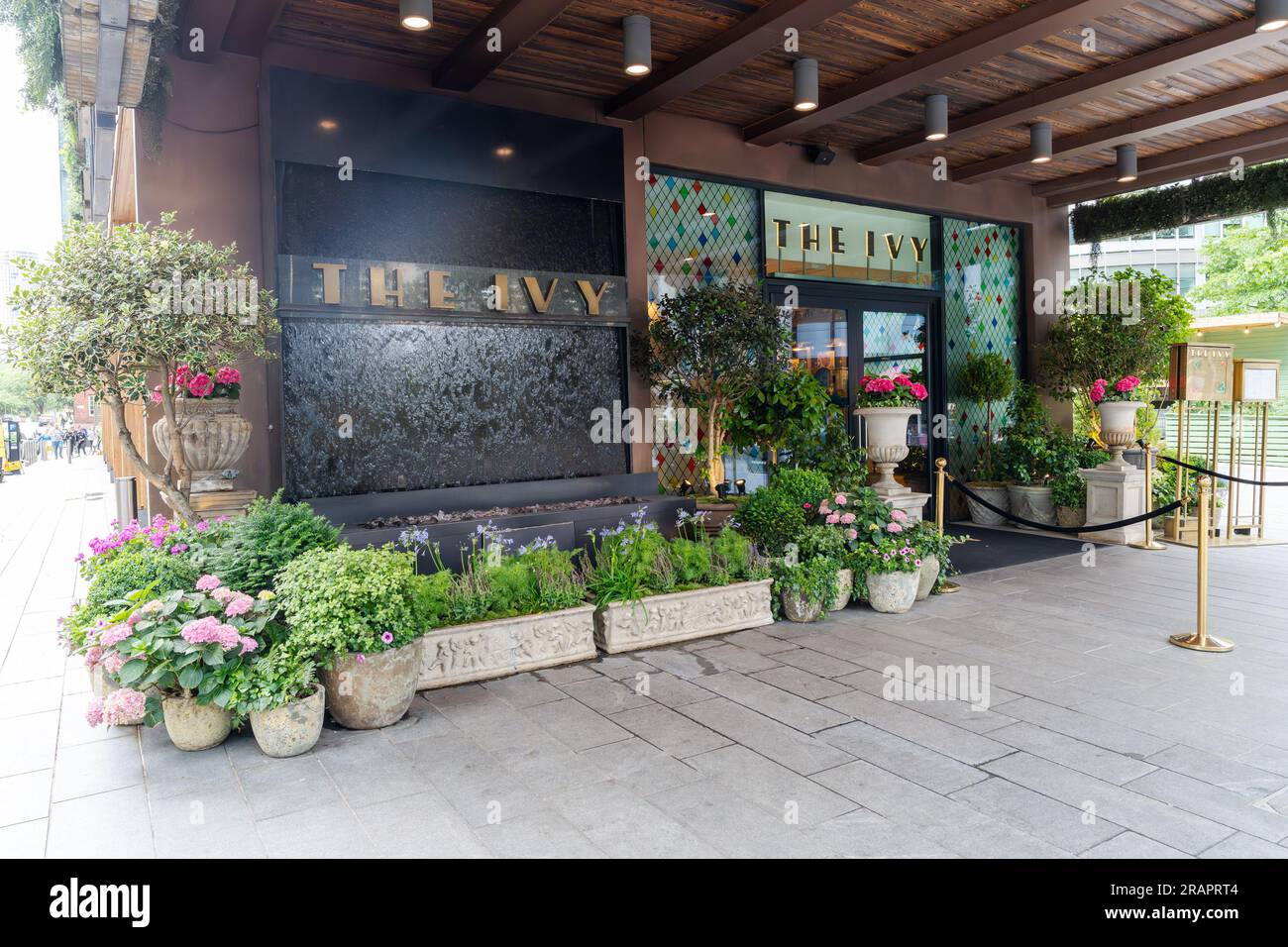 Außenansicht des Restaurants oder der Brasserie Ivy Manchester in den Spinningfields in der Gegend von Manchester, Großbritannien. Stockfoto