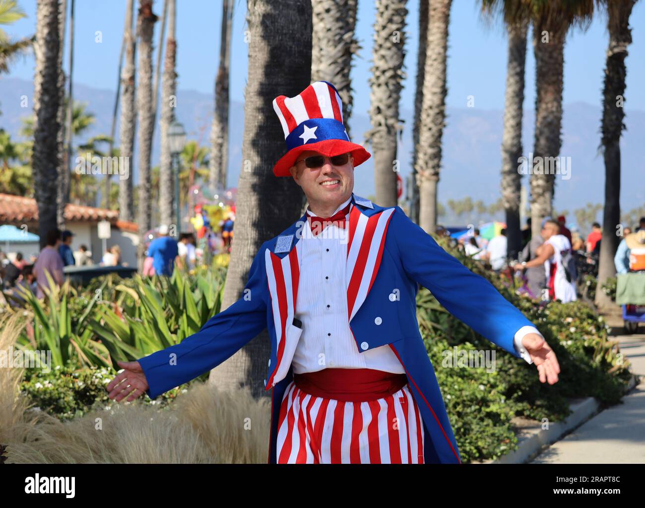 Santa Barbara, Kalifornien, USA, 4. Juli 2023. Onkel Sam bei der Feier am 4. Juli 2023, auf Santa Barbara, Kaliforniens Uferpromenade (Kreditbild: © Amy Katz/ZUMA Press Wire), NUR REDAKTIONELLE VERWENDUNG! Nicht für den kommerziellen GEBRAUCH! Stockfoto