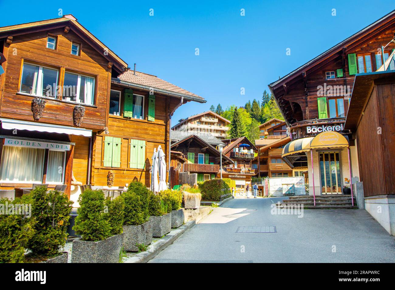 Holzhütten im kleinen Bergdorf Wengen, Schweiz Stockfoto