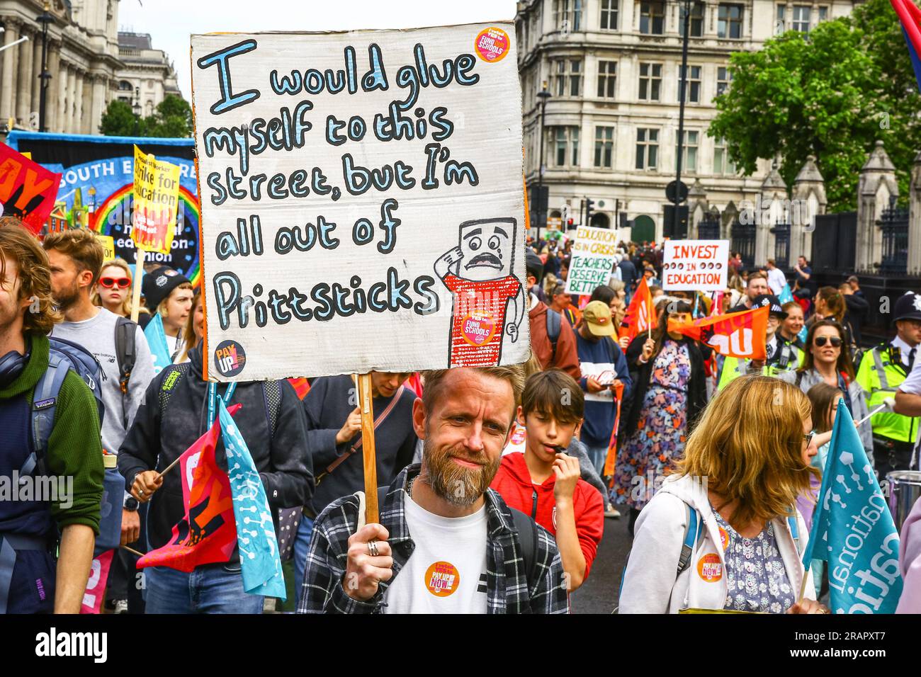 Vereinigtes Königreich, den 05. Juli 2023. Lehrergewerkschaften, Lehrkräfte, Bildungsarbeiter und ihre Unterstützer marschieren von der Südbank über Westminster zum Bildungsministerium und enden am Parlamentsplatz. Hunderttausende Lehrer, die der National Education Union (neu) in England angehören, streiken heute in einem anhaltenden Lohnstreit. Stockfoto