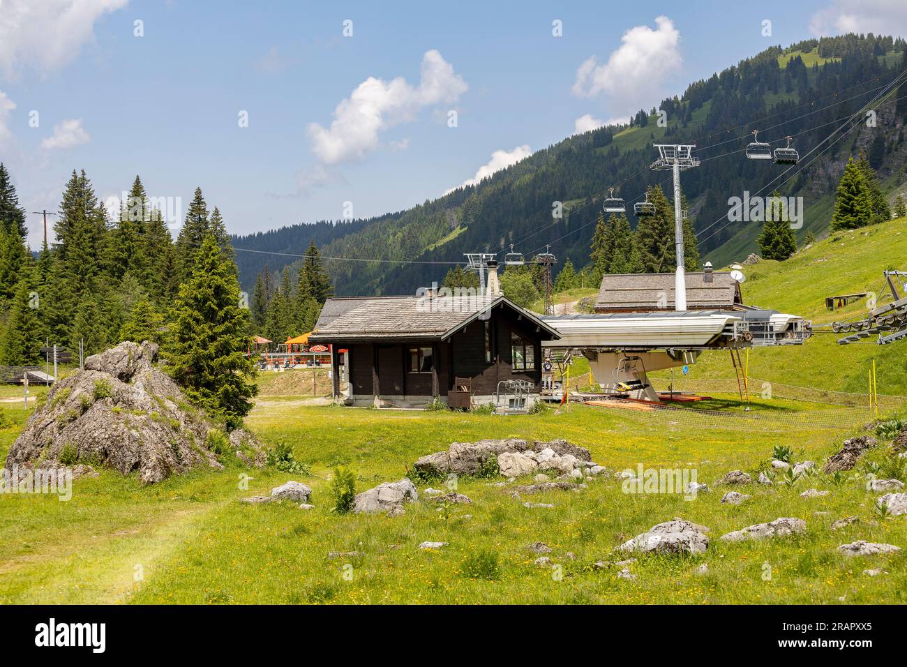 Französische Alpen Touristenattraktion Lage für Wintersport im Sommer Stockfoto