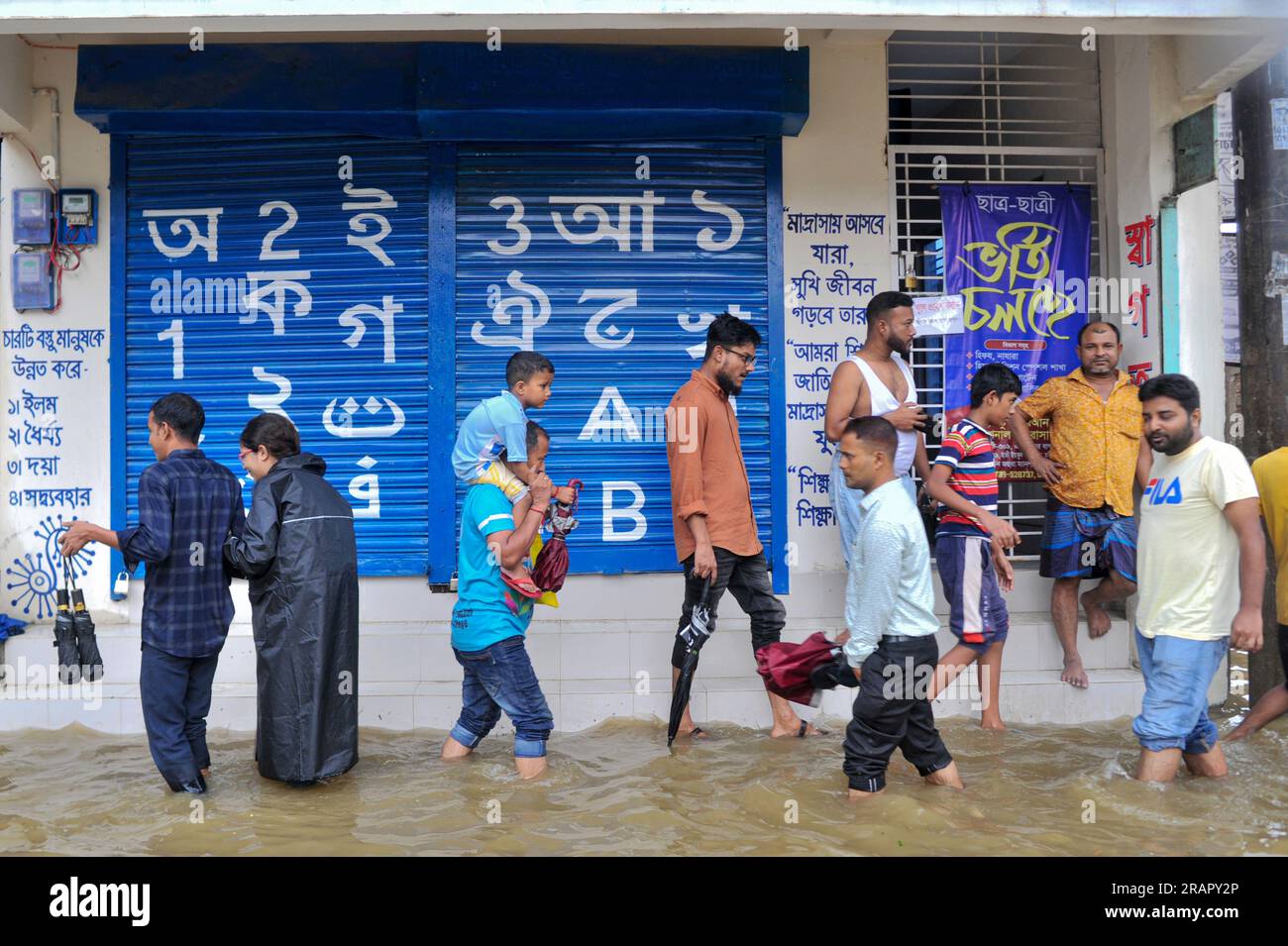 Bei starkem Regen machen sich die Leute auf den Weg. Die unaufhörlichen Regenfälle der letzten Tage haben in Sylhet zu Problemen mit der Wassergewinnung geführt, wobei viele Straßen unter Wasser waren. Aufgrund ungeplanter Baumaßnahmen und eines schlechten Abflusssystems werden diese wasserdurchlässigen Bereiche bei starken Regenfällen und sogar leichten Regenfällen überflutet, so die Einheimischen. Sylhet, Bangladesch. Stockfoto