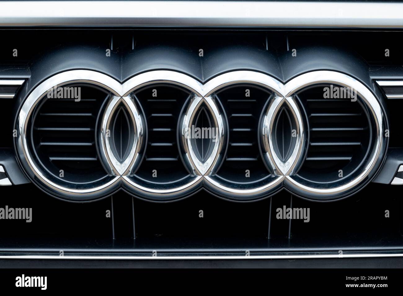 HUDSON, WI, USA - 23. APRIL 2023: Audi Grill Nahaufnahme und Markenlogo. Stockfoto