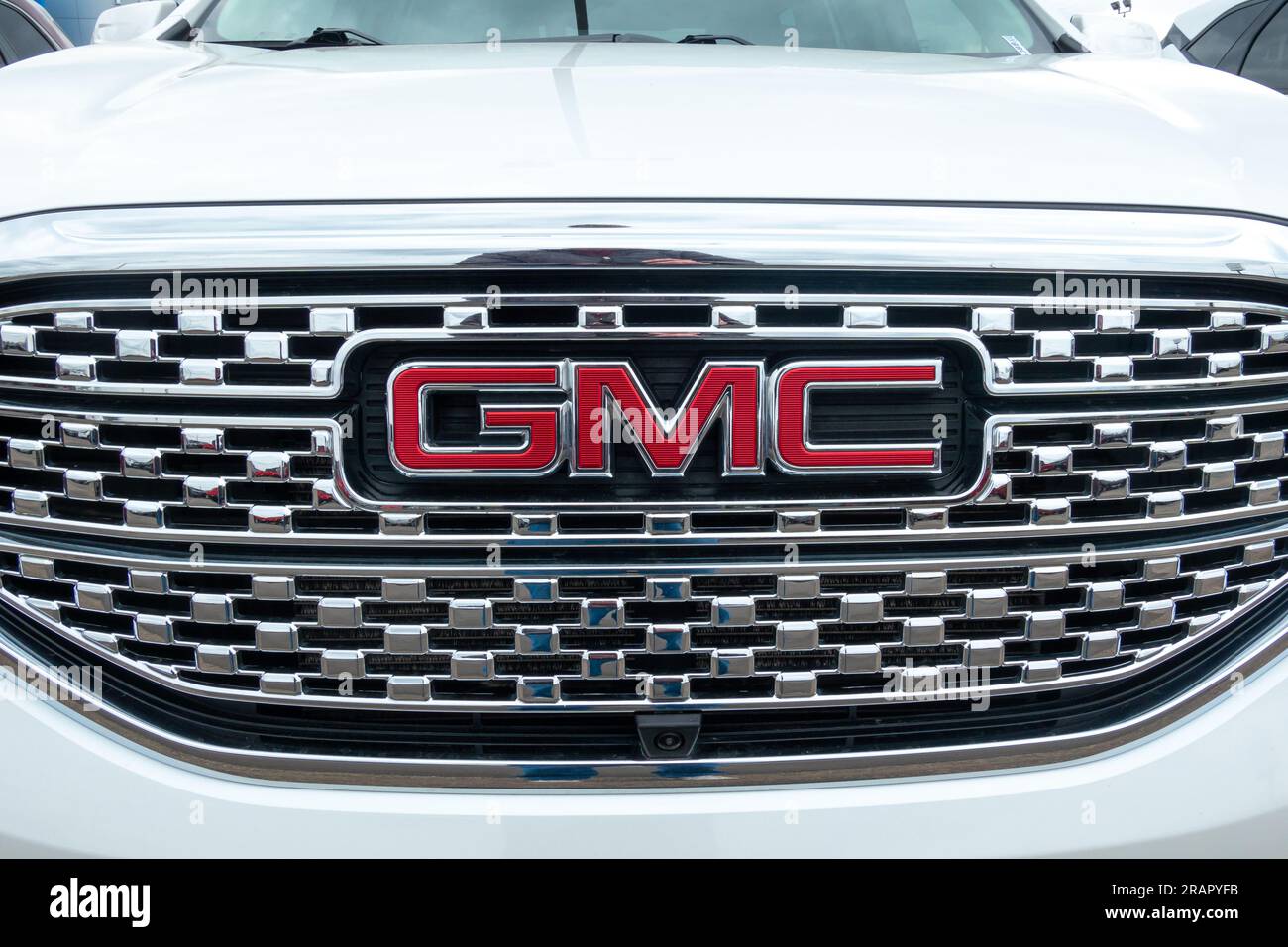 HUDSON, WI, USA - 23. APRIL 2023: GMC Truck Grill Nahaufnahme und Markenlogo. Stockfoto