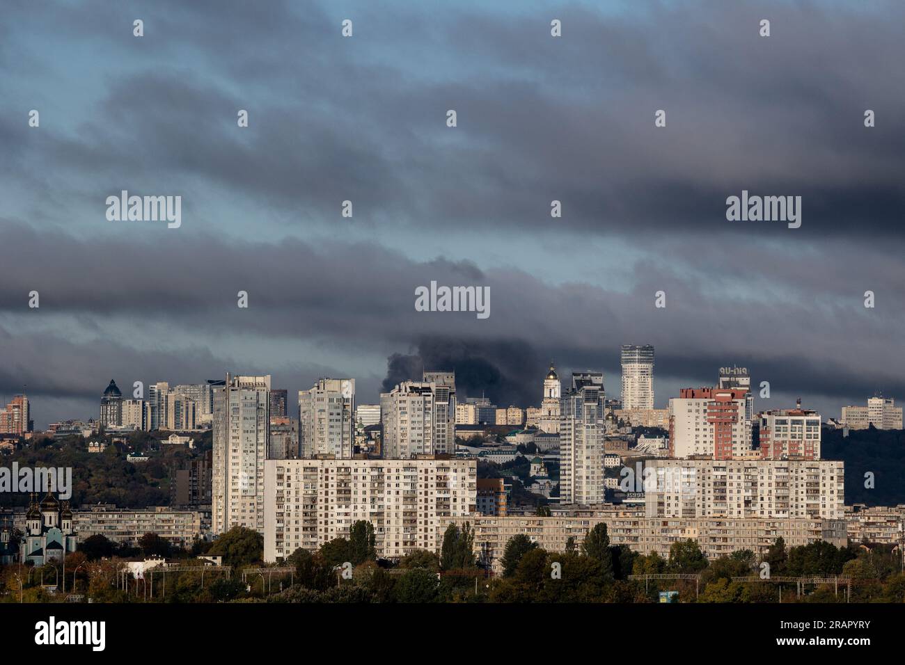 KIEW, UKRAINE - Okt 10 2022: Rauch steigt über die Skyline der Stadt auf, nachdem russische ballistische Raketen in das historische Zentrum der Hauptstadt stürzten Stockfoto