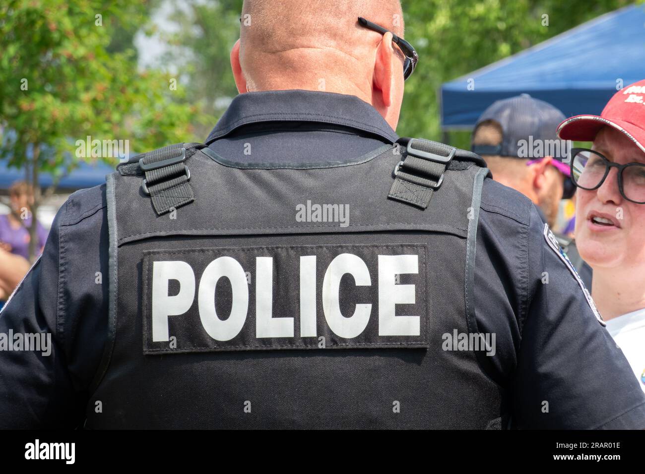 HUDSON, WI, USA- JUNI 17: 2023: Unidentifizierter Polizist im Gespräch mit unidentifizierter Person. Stockfoto