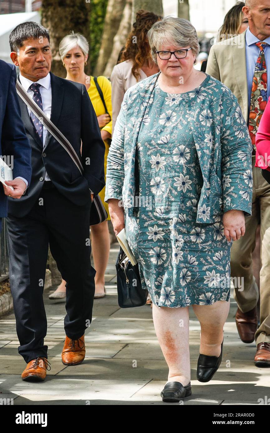 Juli 2023. Labour Therese Coffey, Parlamentsabgeordnete und Staatssekretärin für Umwelt, Ernährung und ländliche Angelegenheiten, reist heute nach dem 75-jährigen Jubiläumsdienst des NHS in Westminster Abbey ab. Das Personal des NHS, Politiker und Mitglieder der königlichen Familie feiern den 75. Jahrestag des Gesundheitswesens und würdigen Mitarbeiter und Patienten. Stockfoto