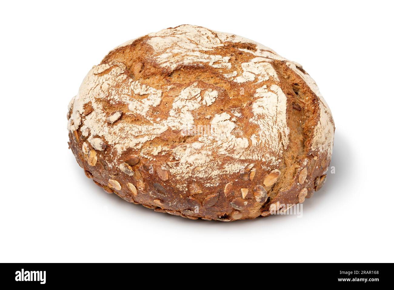 Ein ganzes Sauerteigbrot mit Kürbiskernen, isoliert auf weißem Hintergrund Stockfoto