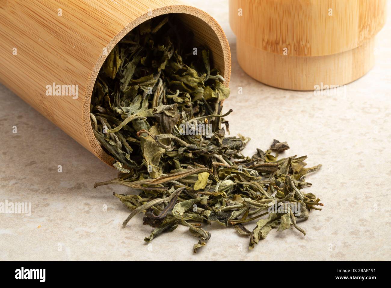 Getrocknete chinesische Schneeknospen Teeblätter aus einer Bambusbox aus der Nahaufnahme Stockfoto