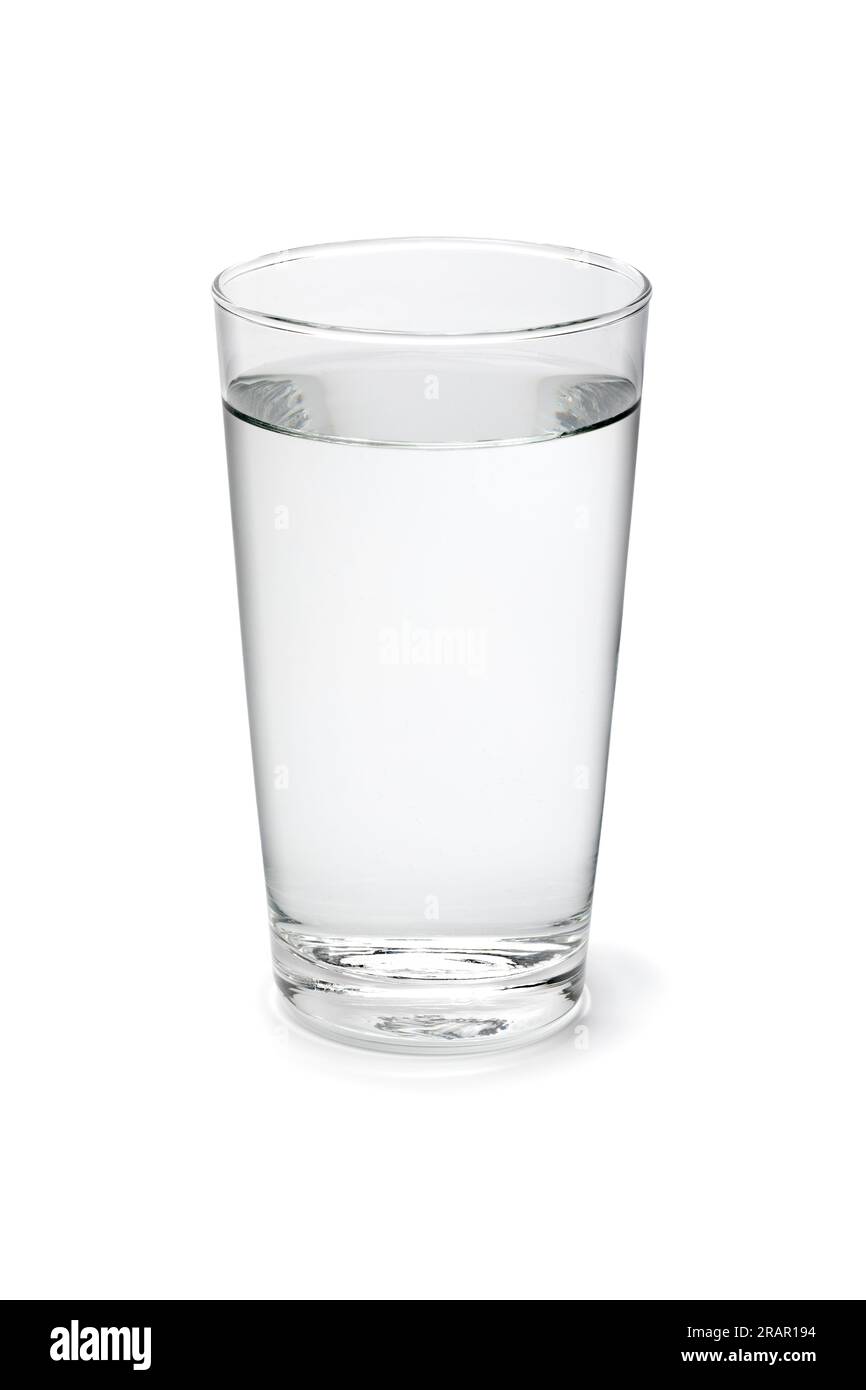 Einzelglas mit sauberem Trinkwasser, isoliert auf weißem Hintergrund, Nahaufnahme Stockfoto