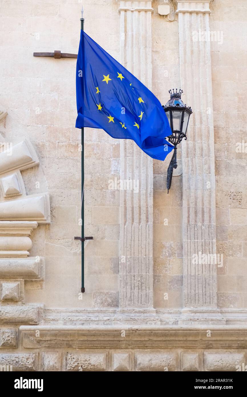 Die europäische Flagge an der Fassade eines historischen Barockgebäudes in der Stadt Lecce. Stockfoto