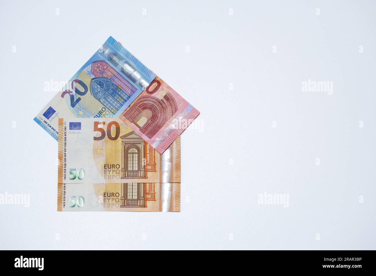 Silhouette eines Hauses, das mit Euro-Banknoten geschaffen wurde, Konzept der Wohnkosten, Investitionen, Ersparnisse. Stockfoto