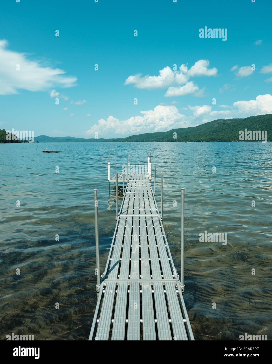 Ein Dock am Lake George, in Silver Bay, New York Stockfoto